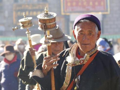 藏族信教群众手持转经筒转八廓街（2007年11月拍摄）。新华社记者 索朗罗布 摄