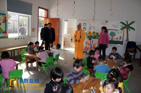 南京市佛教协会副会长马荣恩、果海法师等看望西莲幼儿园的小朋友们